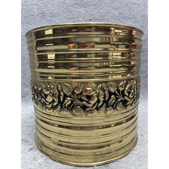VTG Lord & Taylor Brass Round Planter England Embossed Roses Ribbed 9” X 10” - Picture 3 of 7